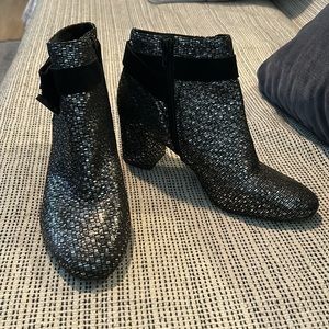 NWOB Alex Marie Mayleen Metallic Leather Ankle Bow Block Heel Booties - 8.5